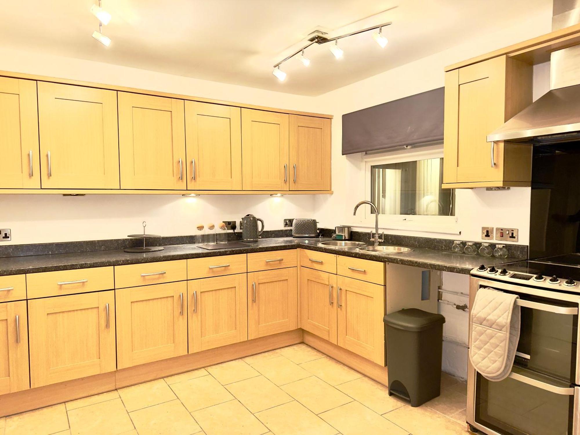 Rnm - Business Professionals Ready, Cost Effective For Large Stays! 3 Bedroom Lounge, Private Access & Entire Place, Kitchen & Washroom With Amenities, Smart Tv, Easy Access, Fast Wifi, Large Driveway, Great Transport Links, Near Worcester Hospital A Екстер'єр фото